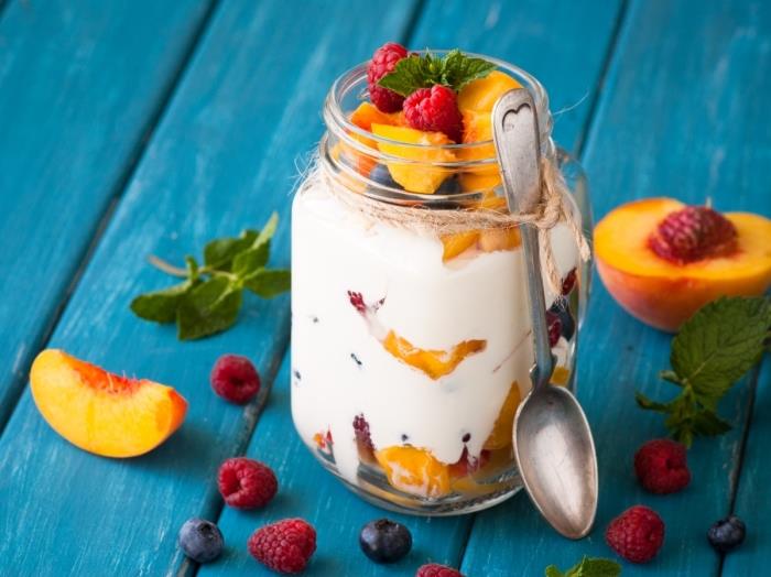 vasaros salotos iš persikų, raudonųjų vaisių ir šviežių mėtų, stiklainyje su graikišku jogurtu, idėja paprastam ir greitam vasaros desertui