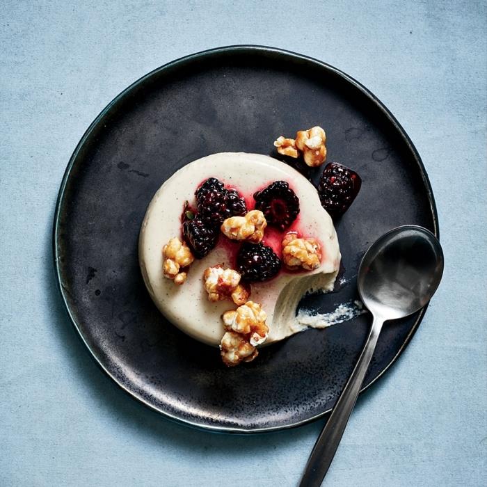 šviežias ir lengvas desertas panna cotta pieno plakimo grietinėlė želatinos milteliai vanilės ekstraktas mėlynės sirupas vaisių cukrus vanduo