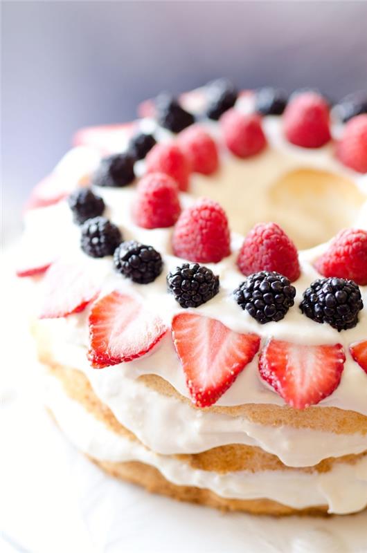 sveža in lahka sladica recept enostaven kolač biskvit vanilija moka krema jogurt torta z rdečimi jagodami robide maline