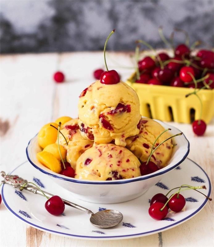 šviežias desertas vasarai ruošti vaisių ledai tropinių vaisių receptas mango ir vyšnių ledai baltos plokštelės mėlyni lapai