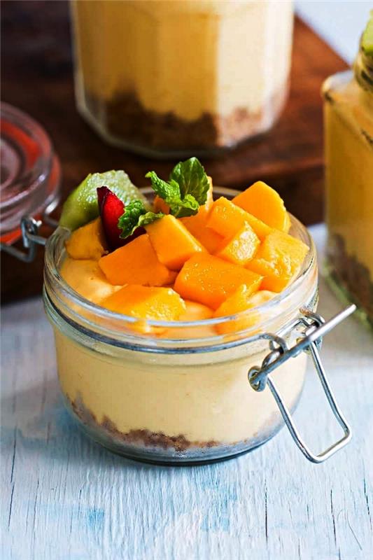 individualus mango putėsių desertas ant spekuliacijų lovos, mango stiklainio sūrio pyragas, šviežias desertas be orkaitės