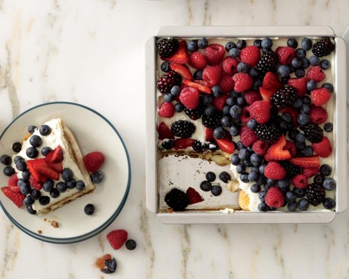 lahka sadna sladica brez peke cheescake enostaven recept za mascrapone cheesecake s svežim sadjem borovnice maline