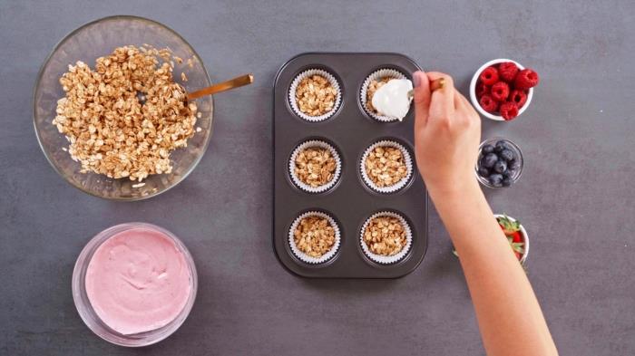 lahka in sveža sladica jagode maline borovnice krema za glazuro zdrav muffin s skyrom in svežim sadjem ovsena kaša sladek recept