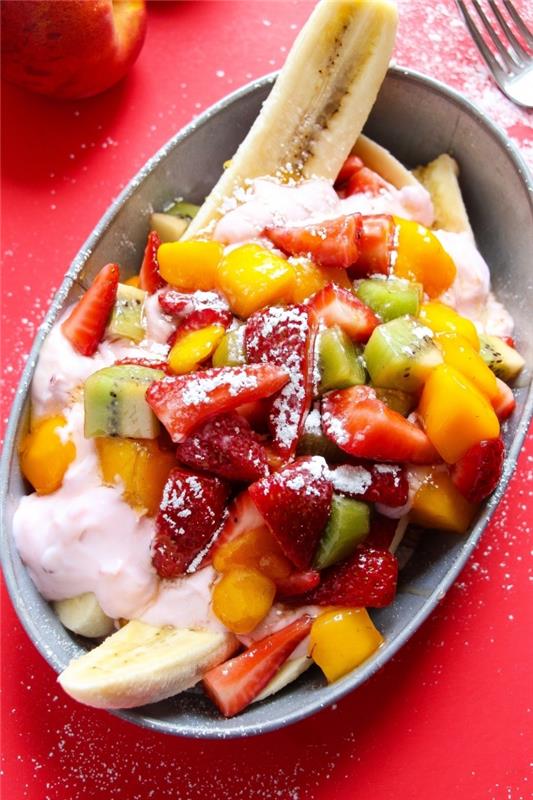 Serinletici bir muz tatlısı için orijinal fikir, ev yapımı meyve salatası ve yoğurt ile muzlu bölme tarifi