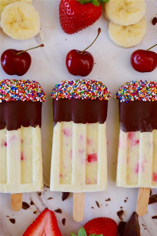 lengvo deserto receptas naminių ledų lydytas šokoladas vanilė bananas popstickle braškės vyšnios receptas šaldytas desertinis vaisius