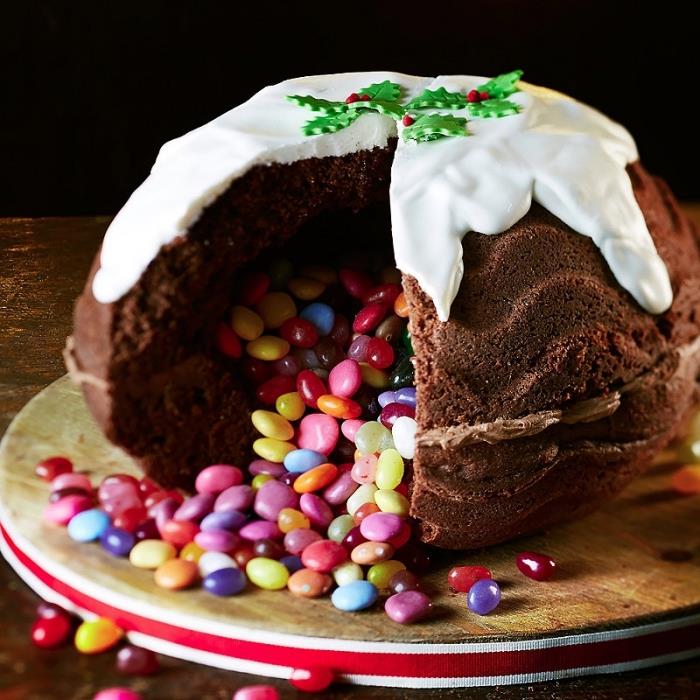 posebna božična pametna torta, sestavljena iz dveh kroglic v obliki kroglic, zapečatenih z ledom