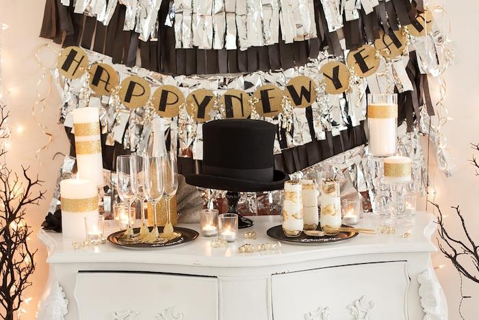 DIY papirna venec v črni, srebrni in zlati barvi, bleščeče sveče, svečniki, novoletne sladice, dekoracija bonbonov novo leto 2020