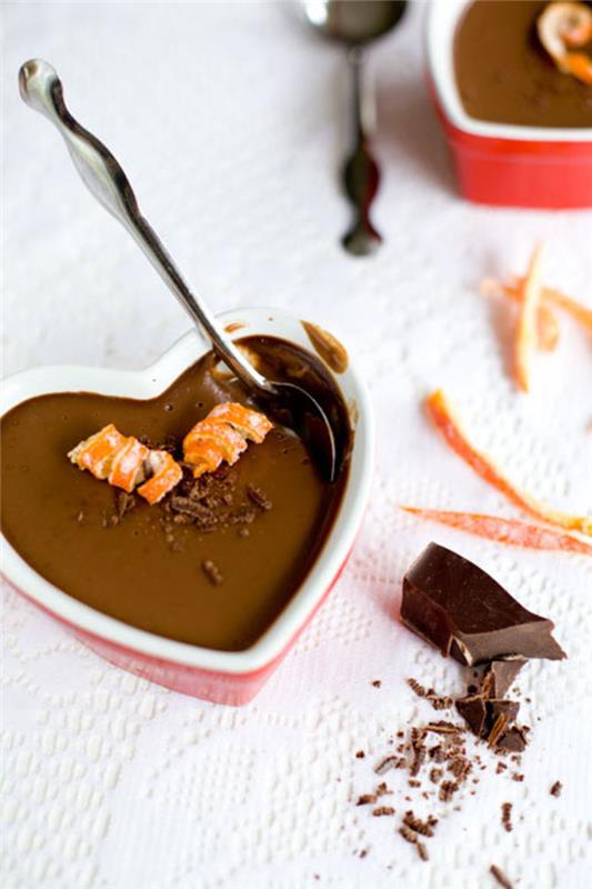 šokoladinis pudingas, patiekiamas širdies formos ramekine, greitas ir lengvas Valentino dienos desertas