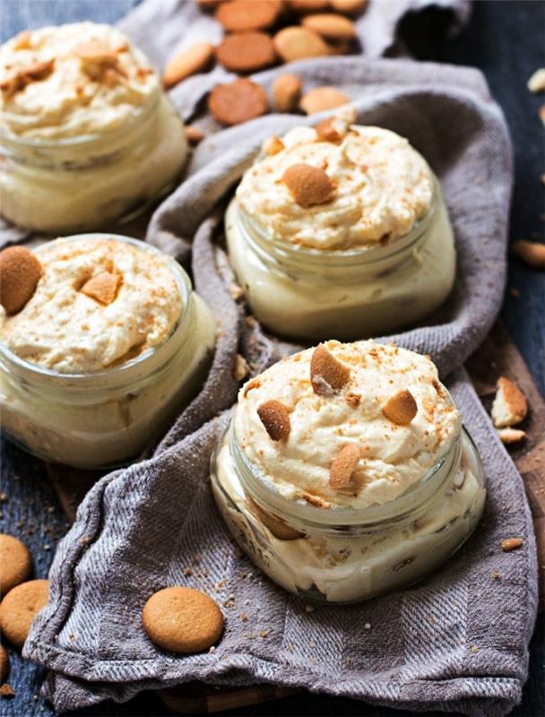 bananinio stiklo stiklainio sūrio pyragas su sviesto trapučiais, nedideliais grietinėlės sūrio desertais ir pyrago pagrindu