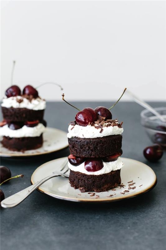 mini sladica brez glutena, v slogu črne gozdne torte, čokoladna in češnjeva torta brez glutena