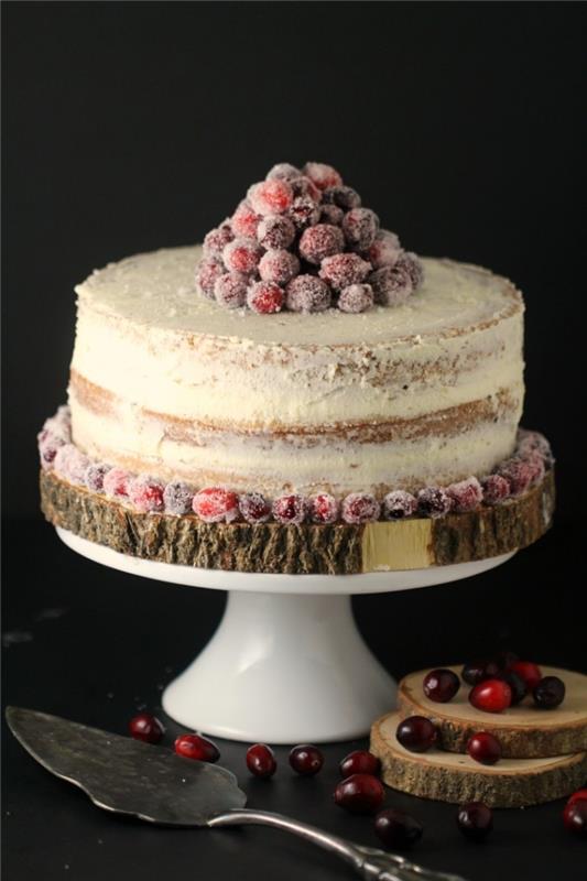 yumurtasız doğum günü pastası için harika fikir, tatlı meyveler ve krema ile pasta nasıl süslenir