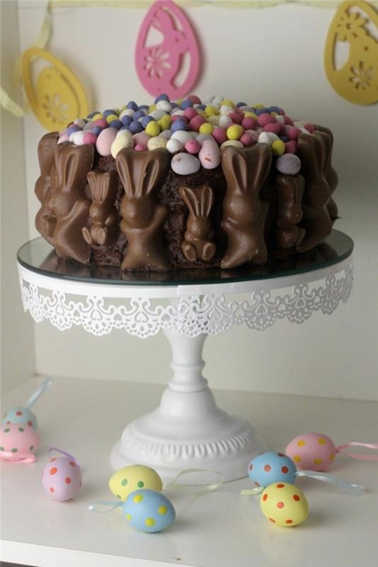 kokį pyragą paruošti Velykoms, konditerijos meno pavyzdys su šokolado figūrėlėmis, pasidaryk pats šokoladinio pyrago idėja be kiaušinių