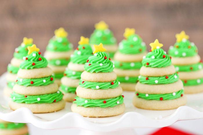 Božična jelka iz tradicionalnih maslenih piškotov z zeleno barvo smetane sladkorne zvezdaste kroglice
