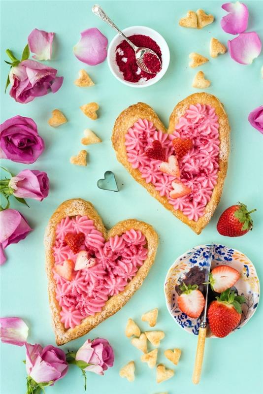Romantik bir yemek için ne kolay bir tatlı, tatlı hamurdan kalpler bir buket gül gibi çileklerle süslenmiş