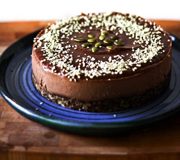 čokoladna torta brez peke na ozadju datljev in oreščkov, veganska čokoladna ganache, veganska in surova čokoladna torta