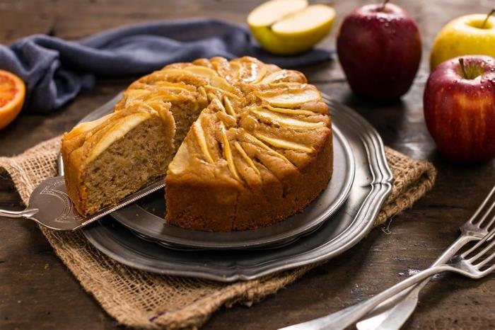recepto pavyzdys be saldaus kiaušinio, paruoškite pyragą su obuolių padažu arba obuolių tyrėmis, kad pakeistumėte kiaušinius