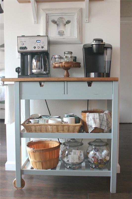mobil kahve istasyonuna dönüştürülmüş ahşap ve gri yeşil tonlarında eski bir mobilya parçası, kahve köşesine dönüştürülebilen mobil ve fonksiyonel bir mutfak depolama ünitesi