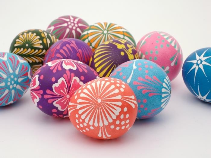 kiaušiniai su tradiciniais raštais, nuspalvintais valgomaisiais dažais, originalios dekoracijos pavyzdys 2018 -ųjų Velykoms