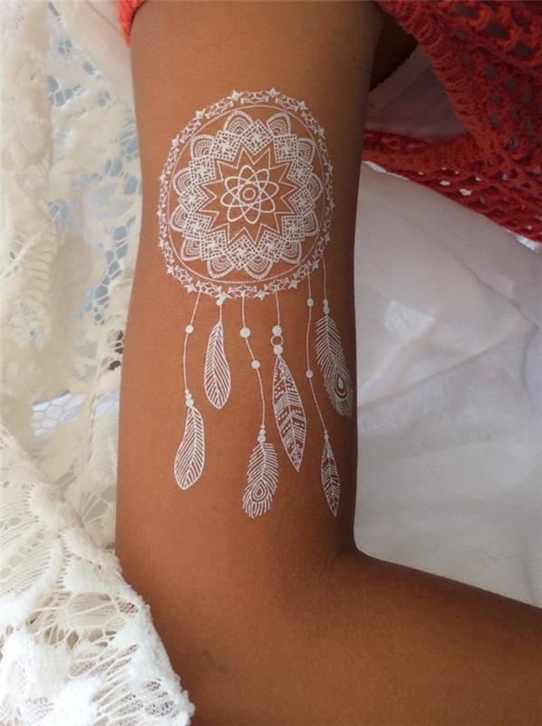 baltos tatuiruotės šablonas ant rankos ir peties su svajonių gaudytojo dizainu, bohemiško stiliaus trumpalaikės tatuiruotės idėja balta spalva