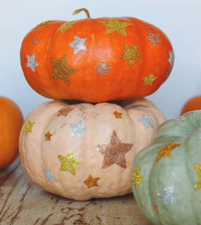 paskutinės minutės Helovino dekoravimo pavyzdys, vaikų darželio rankinė Helovino veikla, moliūgų modelis su žvaigždėmis blizgančiais dažais