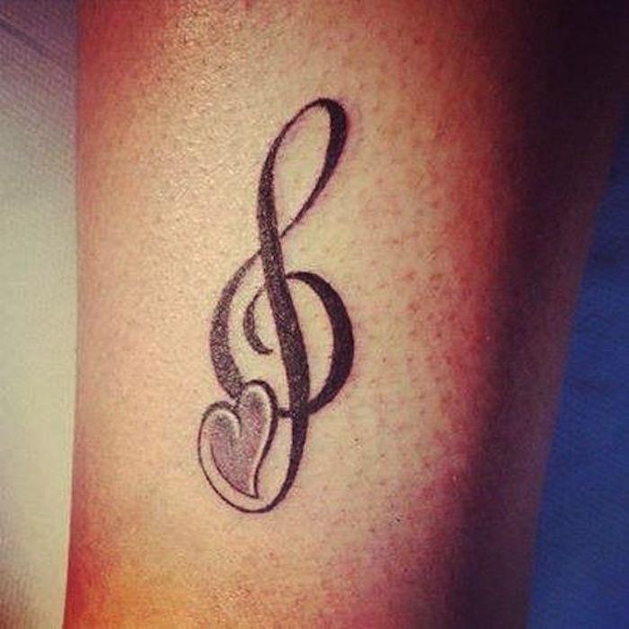 Treble clef reikšmė su širdimi kojos tatuiruotėje