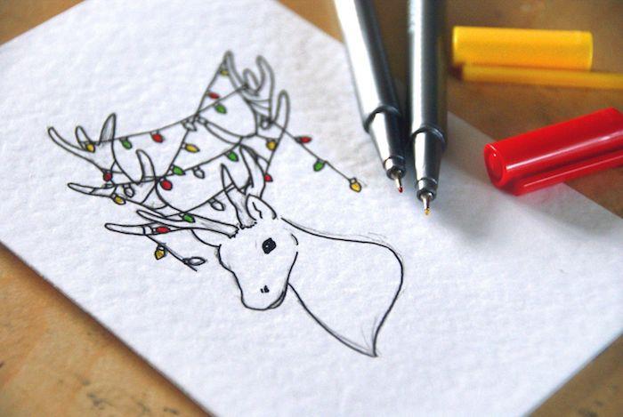 Serin ışık çelenkli geyik, basit tebrik kartı için orijinal fikir, Noel Baba kafası, karakalem nasıl çizilir