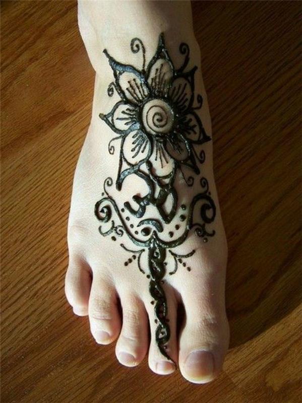 chna dizainas, graži gėlė tatuiruotė ant kojos, tradicinė pėdų puošmena