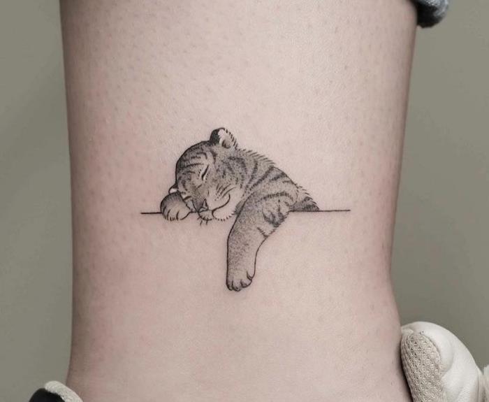 mini spalni tiger, narisan s črnilom na nogi, ljubka mini šablona za tetovaže z živalskimi vzorci za moške in ženske