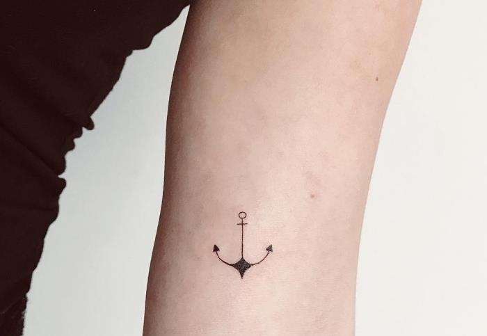 primer minimalistične tetovaže s sidrnim dizajnom, majhno šablono za tetovaže na roki za moške in ženske