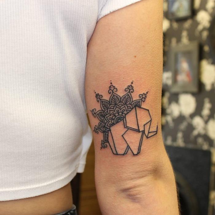 Tatoo ženske roke, ki ga navdihuje hindujska kultura in predstavlja origami slona, ​​povezanega z vzorcem mandale