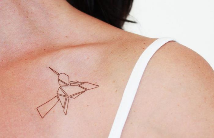 ince bir tasarıma sahip bir origami sinek kuşu şeklinde geçici bir geometrik dövme