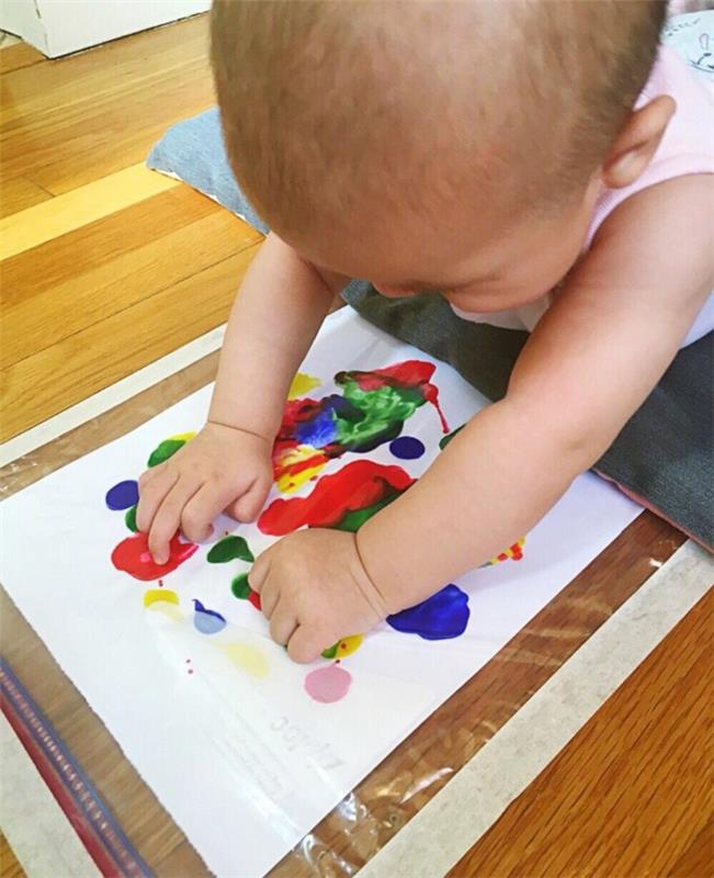 Pomagajte njenemu otroku, da naredi svojo prvo barvito sliko, kul originalno idejo za darilo za očetov dan, DIY Očetov dan za malčka
