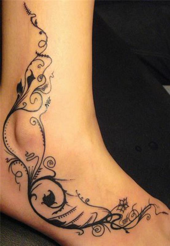 chna piešinys, moters kulkšnis, papuoštas subtiliais laikinais tatuiruočių augalų raštais