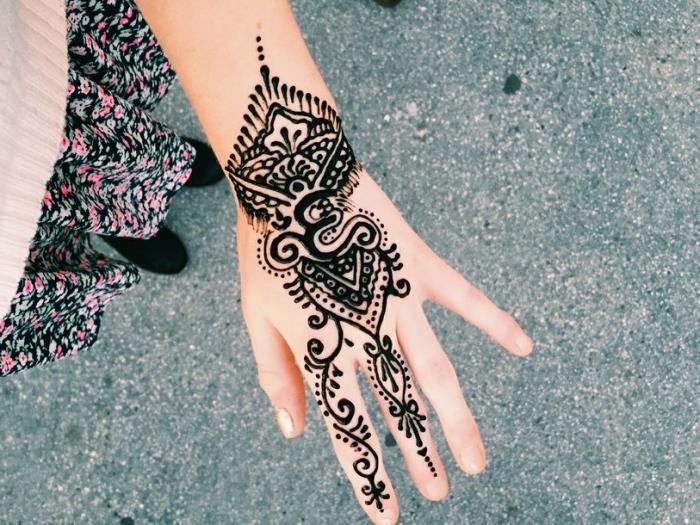 tetovaža s kano, body art za ženske, dizajn črne kane na ženski roki in prstih