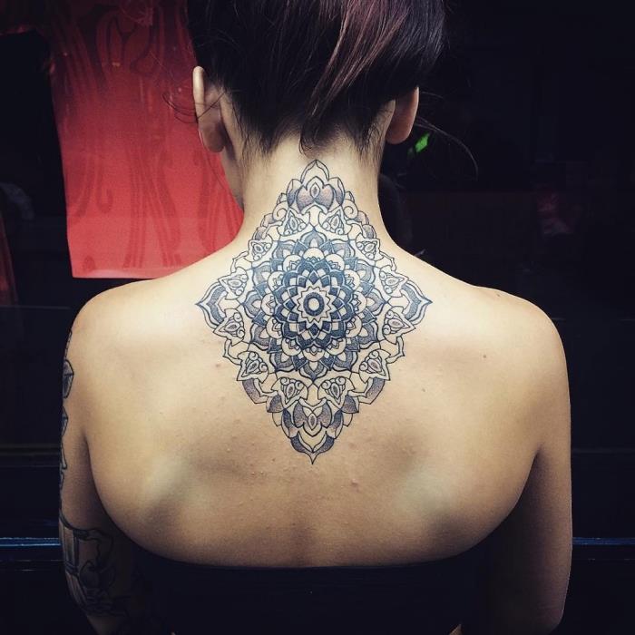 tetovaža kane, črna oblika kane na hrbtu, cvetlična tetovaža za oblikovanje mandale za ženske