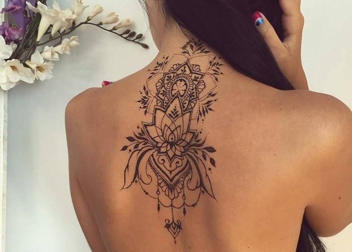 tetovaža kane, črna oblika kane na hrbtu s cvetličnimi vzorci, začasna tetovaža za ženske