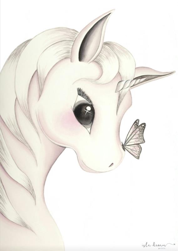 küçük bükülmüş boynuzlu ve büyük siyah gözlü kawaii beyaz tek boynuzlu at, tek boynuzlu atın burnuna konan bir kelebek