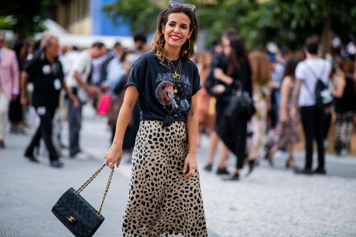 leopardo dizaino tendencija mados moterys spausdina vasarą ilgą tekantį sijoną juodi marškinėliai auksiniai karoliai