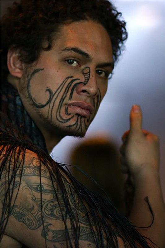 piešimas maorių veidas vyras genčių polinezija tatuiruotė karys