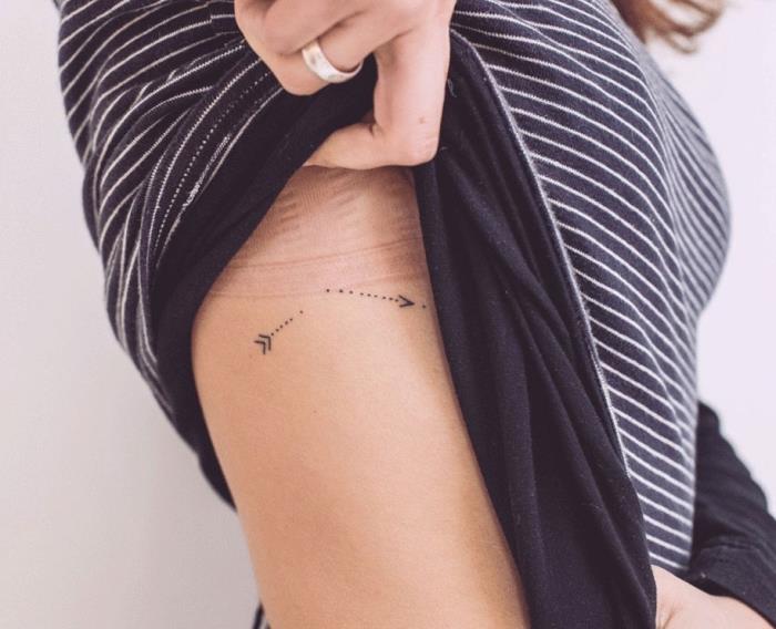ideja za žensko tetovažo z diskretnim dizajnom in vzorci puščic, šablono za risanje črnila na ženskem telesu