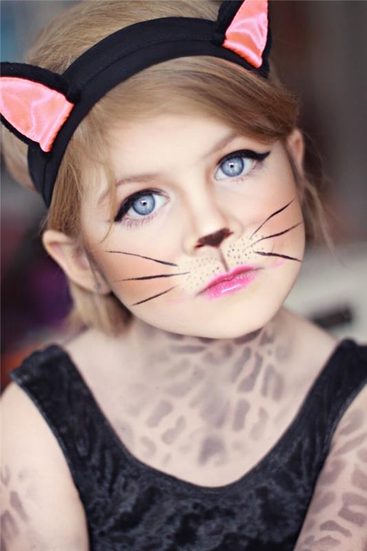 Helovino vaiko makiažo idėja, paprastas vaikiškas makiažas su kačių ūseliais juodu akių pieštuku ir rožiniais lūpų dažais