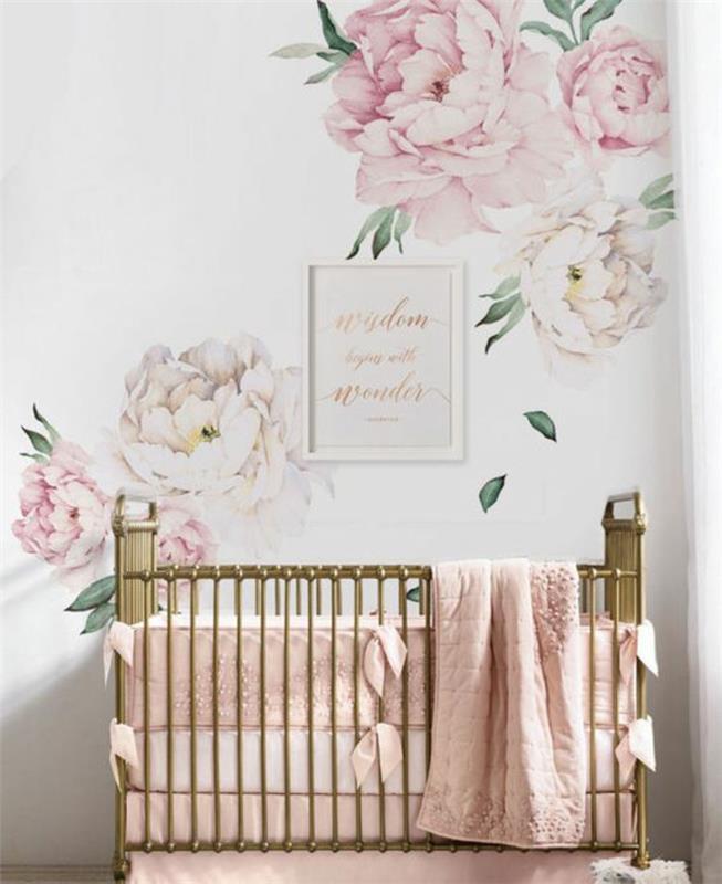 beyaz ve pembe büyük şakayık desenleri ile yatak odası duvar dekorasyonu, bronz tonlarında kız bebek yatağı, nazik romantik atmosfer
