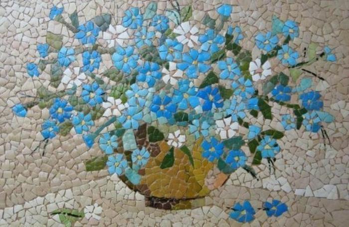 renkli yumurta kabuğu parçalarından dekoratif mozaik, saksıda çiçekler, kabuklarla yapılmış çizim