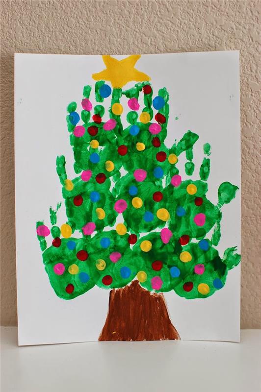 Kalėdų eglutė žaliais rankų atspaudais su dažų žvaigždute viršuje, ruda dažų bagažinė, vaikų darželio Kalėdų rankinė veikla