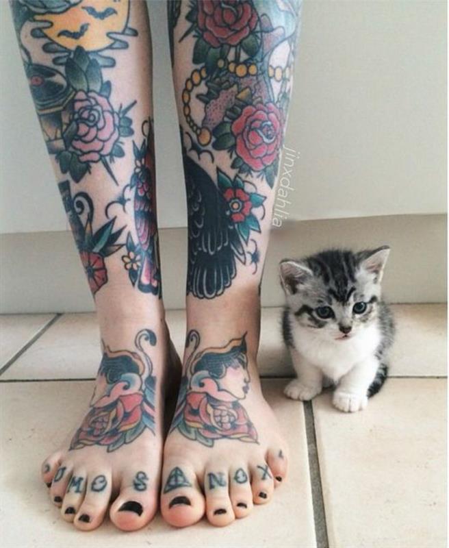 Tip tetovaže sove, ki pomeni roza tetovaže na nogah in malega mucka
