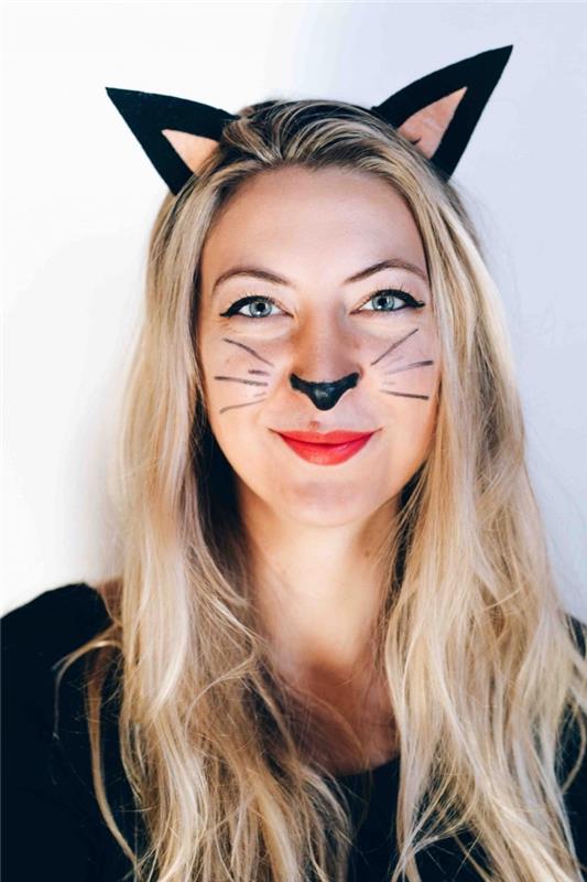 Helovino moters katės kostiumo idėja, paprastas makiažas su ūsais ir katės nosis juodame akių kontūre