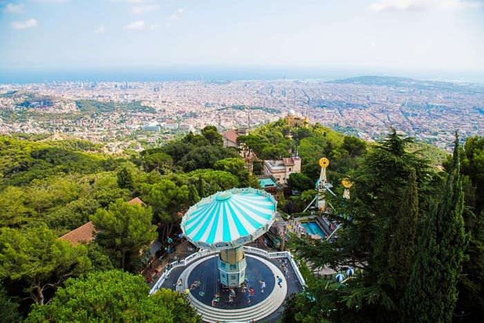 Barselona'daki tüm aile için bir eğlence parkını ziyaret etme fikri, Barselona'nın yukarıdan görünümü, Barselona'nın panoramik manzarası