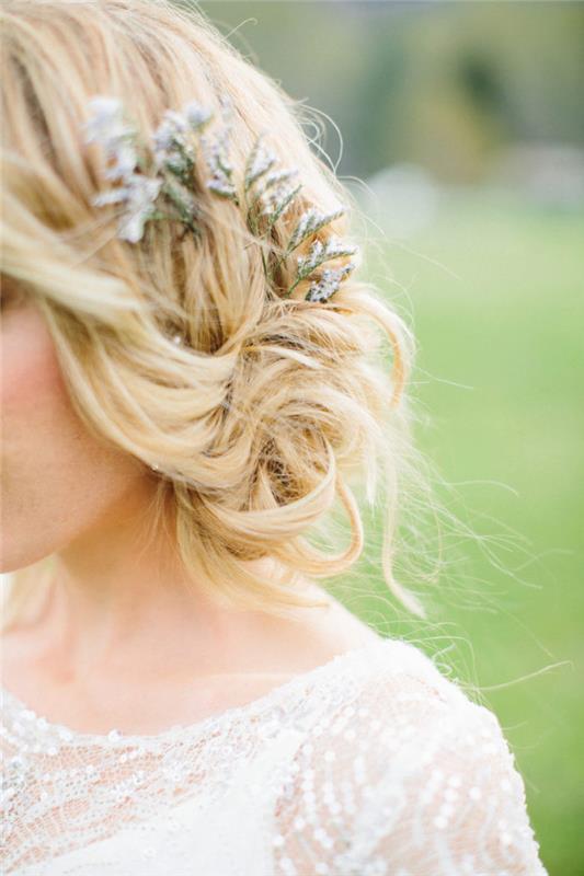 Bohem şık düğün saç modeli, orta dalgalı gelin saçı saç modeli, yan topuzda çiçek aksesuarı