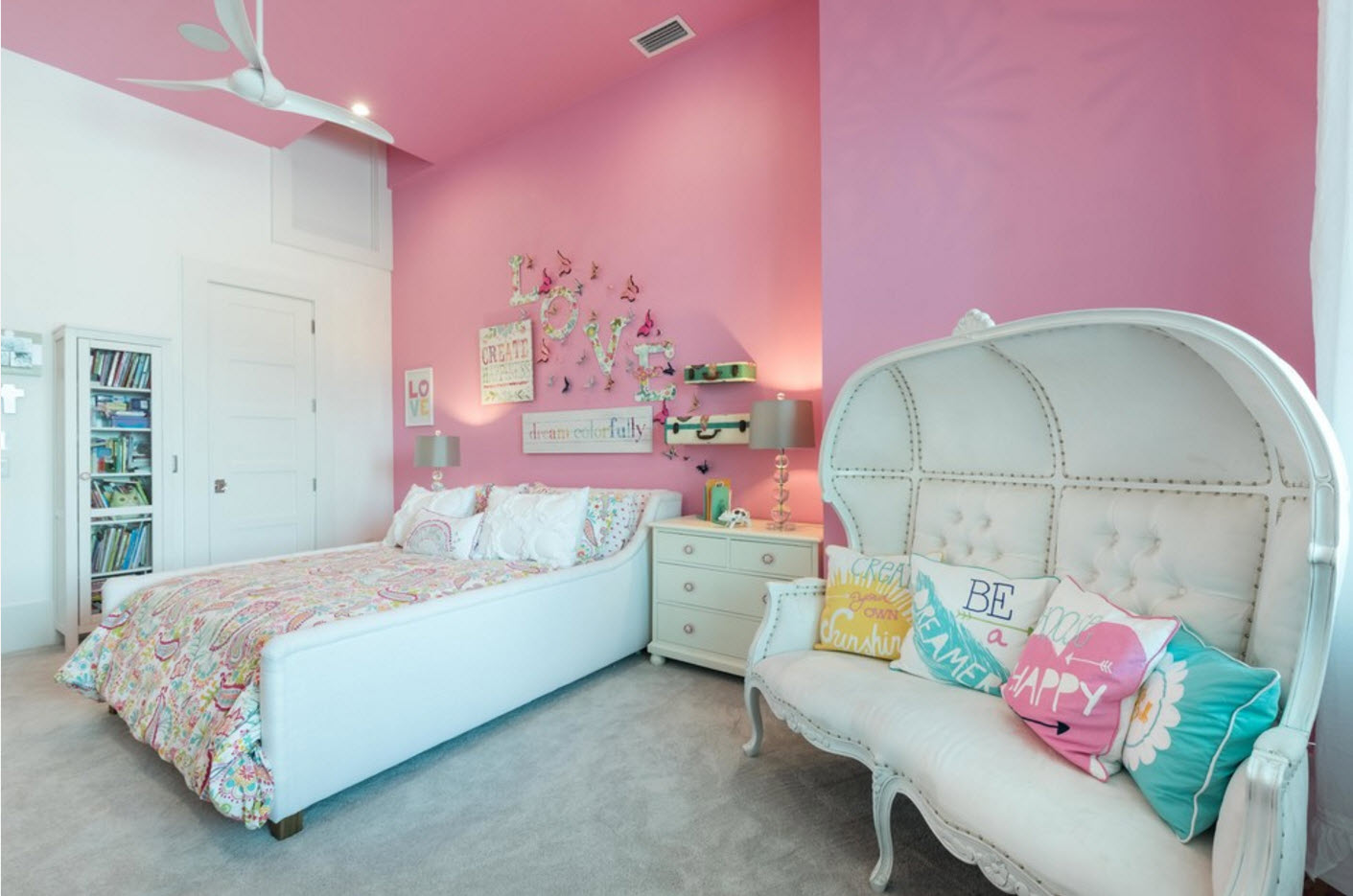 Kambarys rožinėmis sienomis