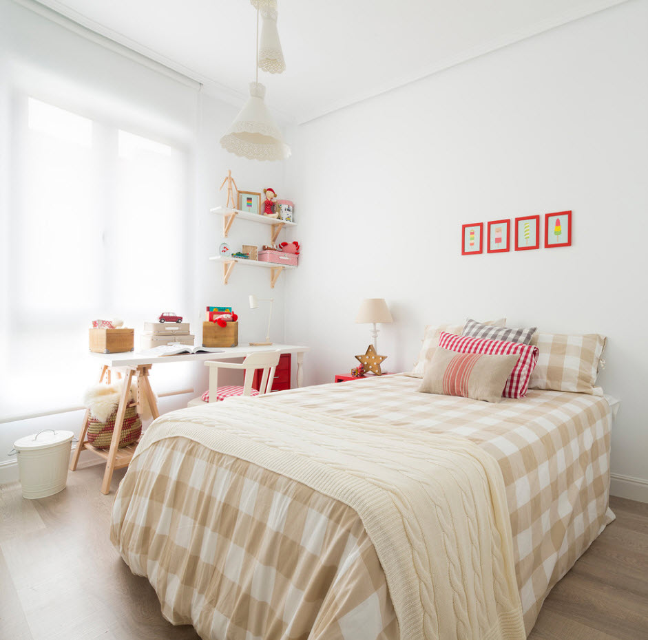 Habitación infantil con adornos blancos como la nieve.